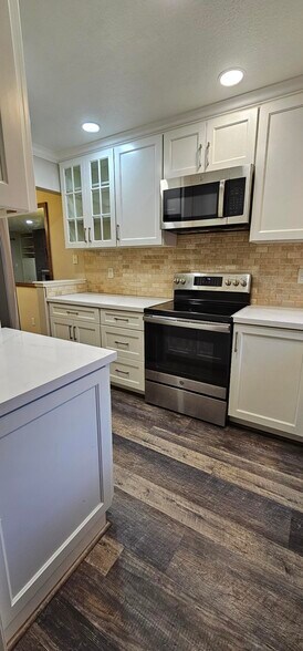 Stainless Steel Appliances - 2600 Oak Rd