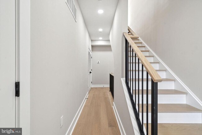Building Photo - 347 E Gorgas Ln