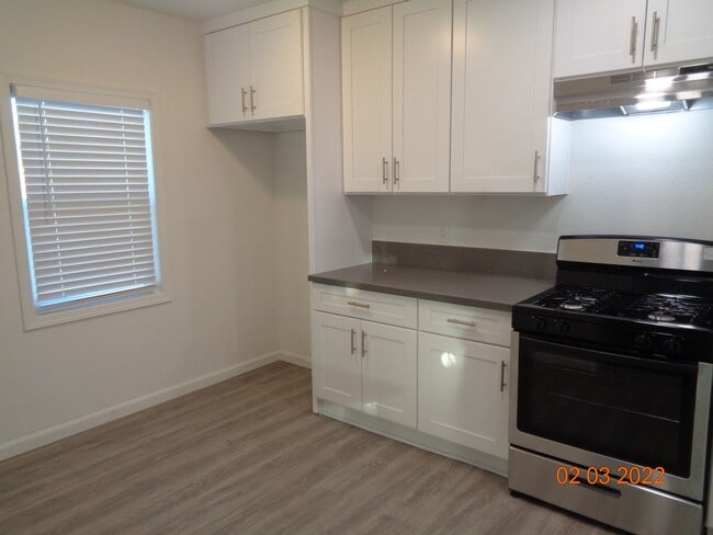 Building Photo - Cute and Cozy Ranch Style Home in East Lan...