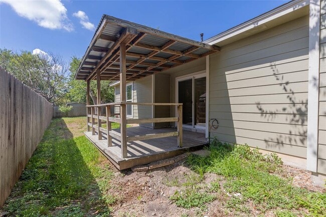 Building Photo - 909 Kavanagh Dr