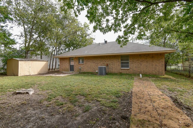 Building Photo - 4008 Templeton St