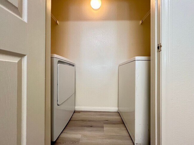 Building Photo - Sweet condo on the first leve