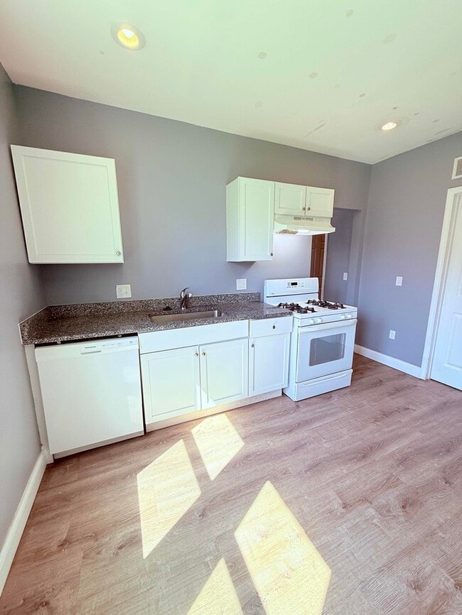 Building Photo - 3 Bed, 1 Bath Home with Modern Amenities / Vouchers Accepted / Available Now!