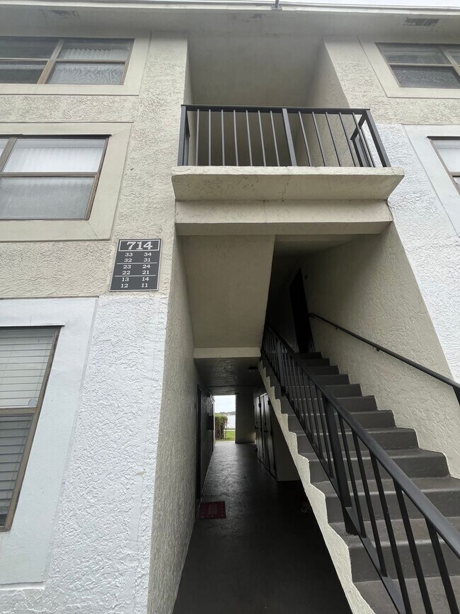 Building Photo - ONE BEDROOM ONE BATHROOM WITH LAKEVIEW!!!