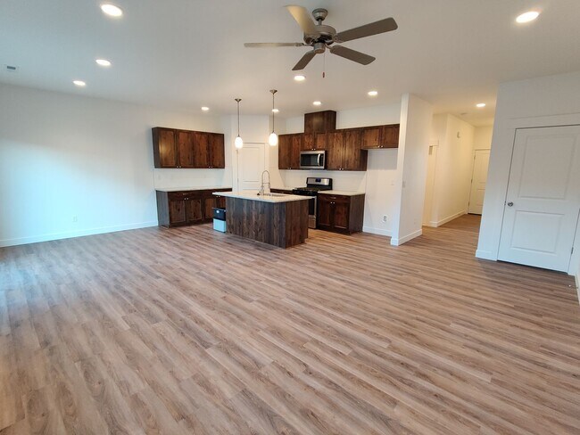 Building Photo - *MOVE IN SPECIAL - HALF OFF FIRST MONTH'S ...