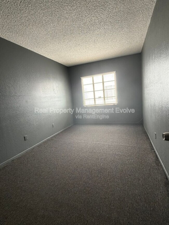 Building Photo - 2689 W Ocotillo Rd