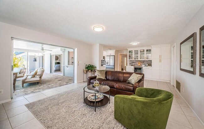 Building Photo - 2180 Dolphin Blvd S