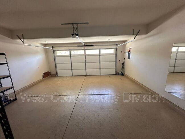 Building Photo - 820 Silver Dr