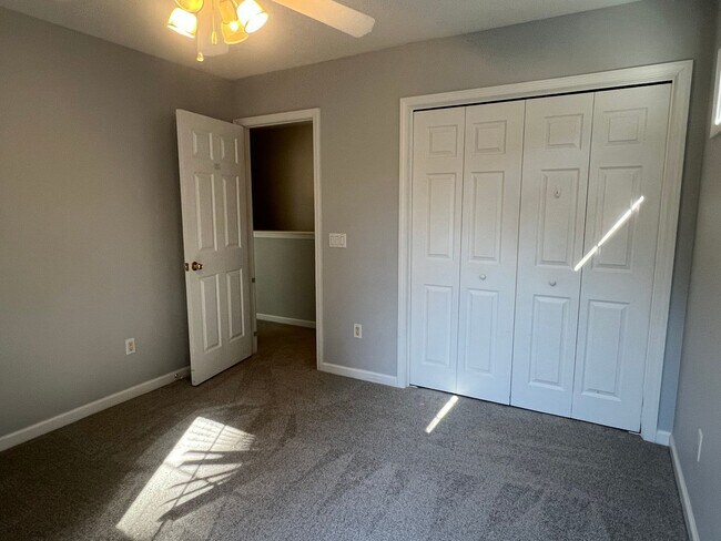 Building Photo - Three Bedroom Home in Pinecrest with Garage