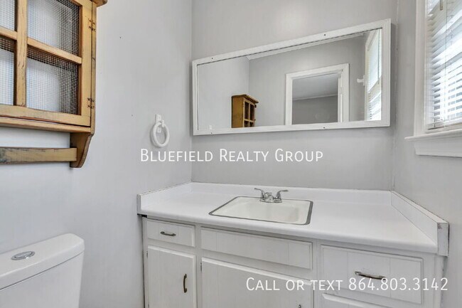 Building Photo - 107 111 River Rd Cir