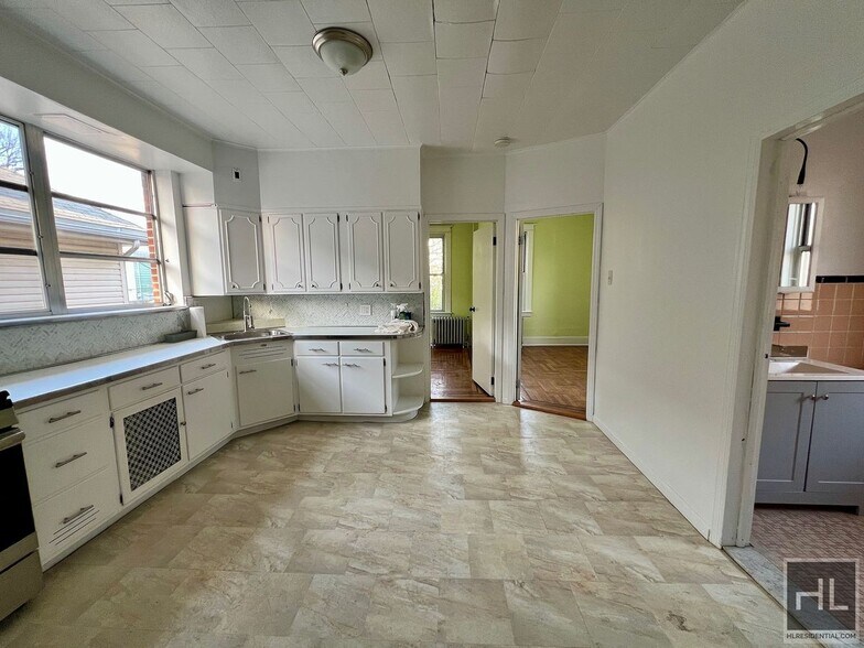 Building Photo - 3.5BR 2BA Massive Townhouse w/ Sunroom & Optional Private Parking In Maspeth