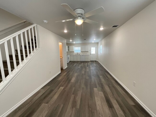 Building Photo - Beautiful 2 Bedroom/ 1 1/2 Bath Duplex in Kingsland, TX.