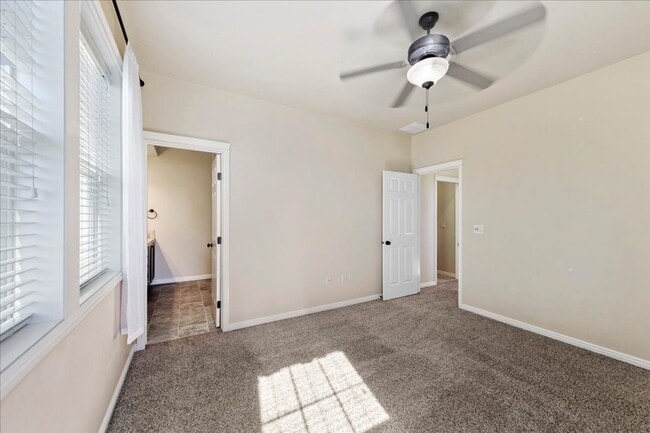 Building Photo - Stylish Multi-Level Condo in West Boise