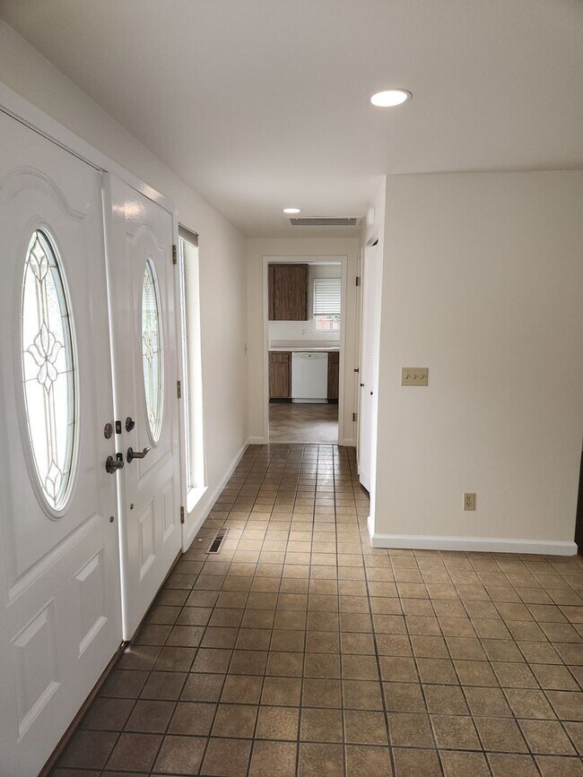Building Photo - Lovely Home in Oakmont