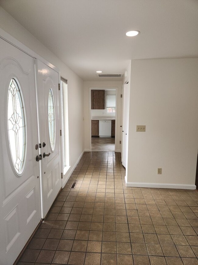 Building Photo - Lovely Home in Oakmont Senior community 55...