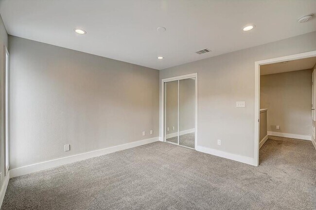 Building Photo - 935 La Posada Dr