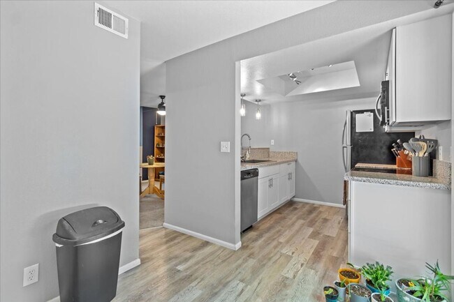 Building Photo - Woodchase Dual Primary Bedroom Condo