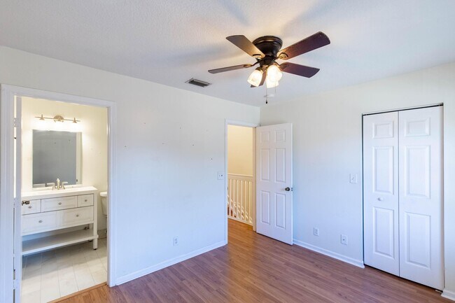 Building Photo - 6916 Crooked Fence Dr