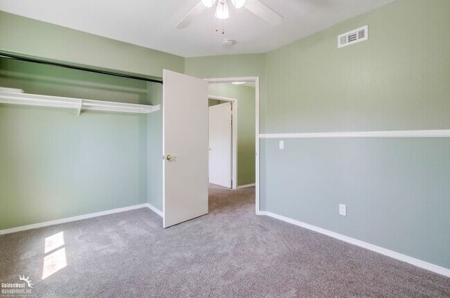 Building Photo - Stunning 4Bdm 2.5Ba Home Located in the Hi...