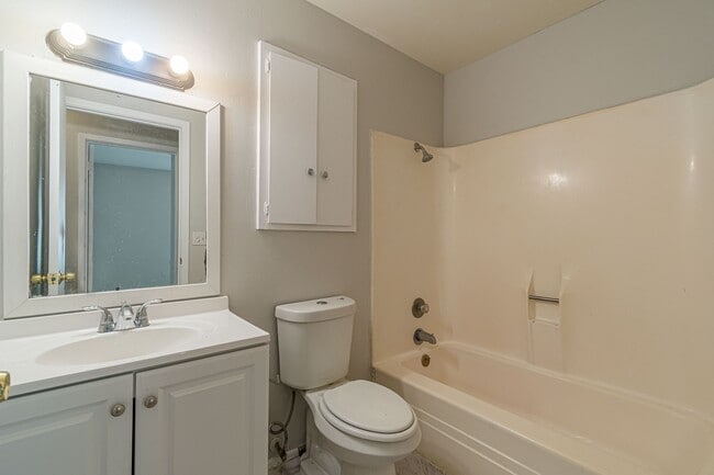 Building Photo - 9518 Millbrook Dr