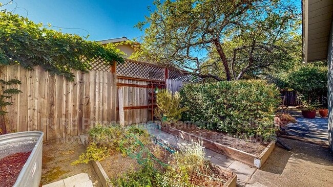 Building Photo - 1827 Creekside Rd