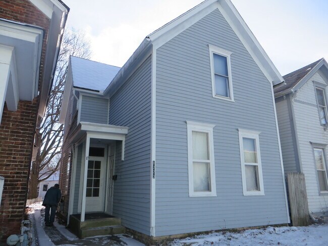Building Photo - Large Three Bedroom, 1.5 Bathroom Home hal...