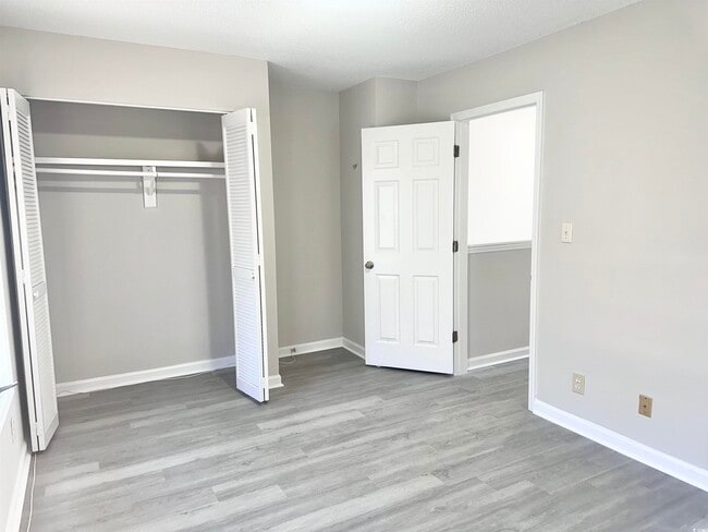 Building Photo - 401 Garden Dr