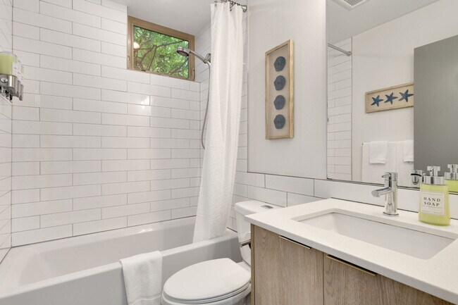 Building Photo - 913 10th Ave E