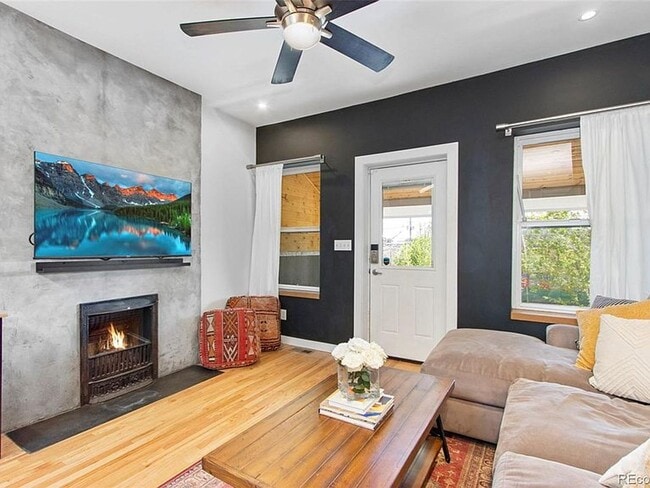 Building Photo - In the Heart of Highlands 2 Bedroom 1 Bath Row Home!