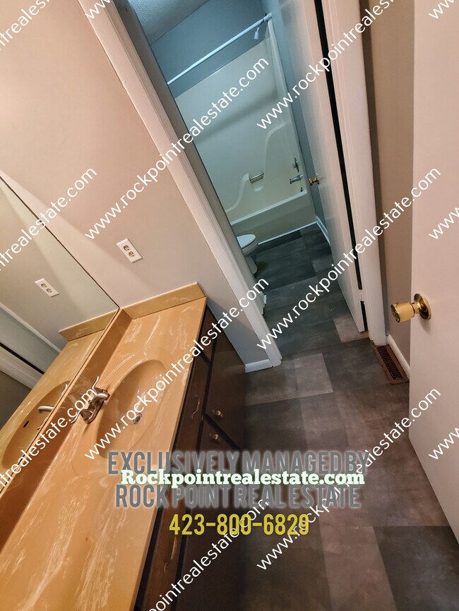 Building Photo - 700 Roberta Dr