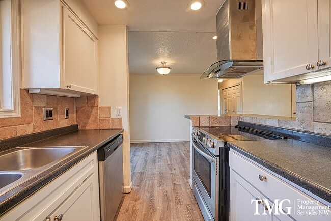 Building Photo - Tucked away 2 Bed 1 Bath Duplex in Hillsboro