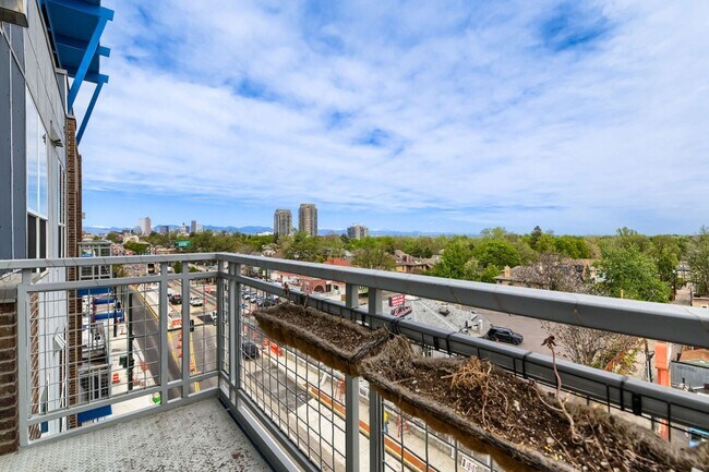 Building Photo - 1 MONTH FREE!!!!! 2bd/2ba Top Floor Condo in Congress Park - Available 8/7!