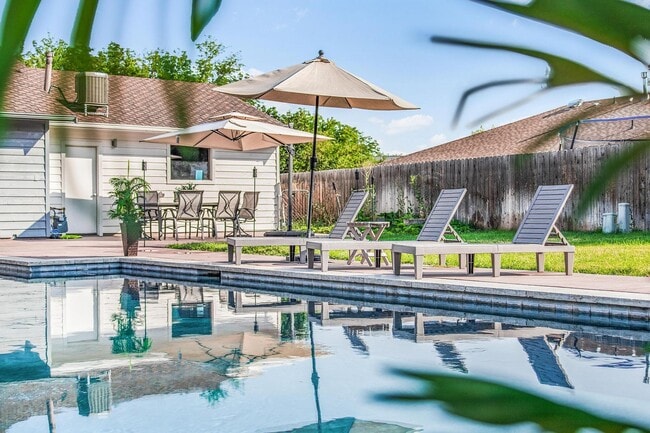 Building Photo - Furnished Short-Term Rental in Eagle – Pool & Prime Location!