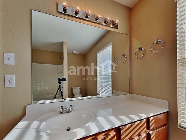 Building Photo - 937 Iona Dr