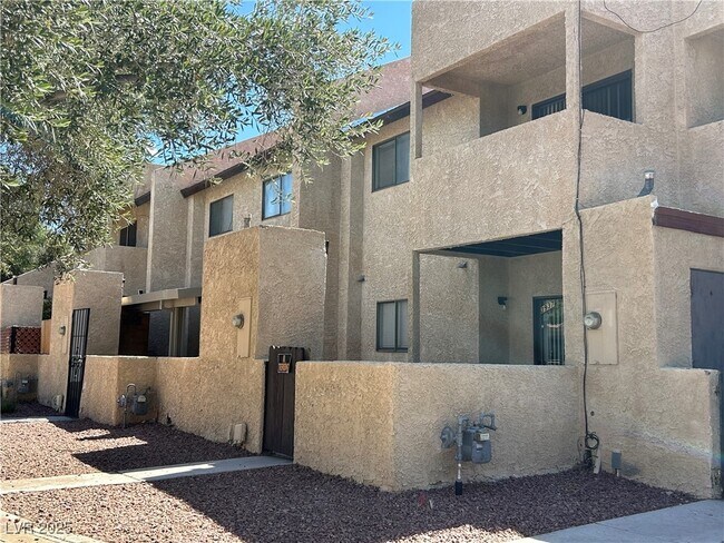 Building Photo - 3937 S Torrey Pines Dr