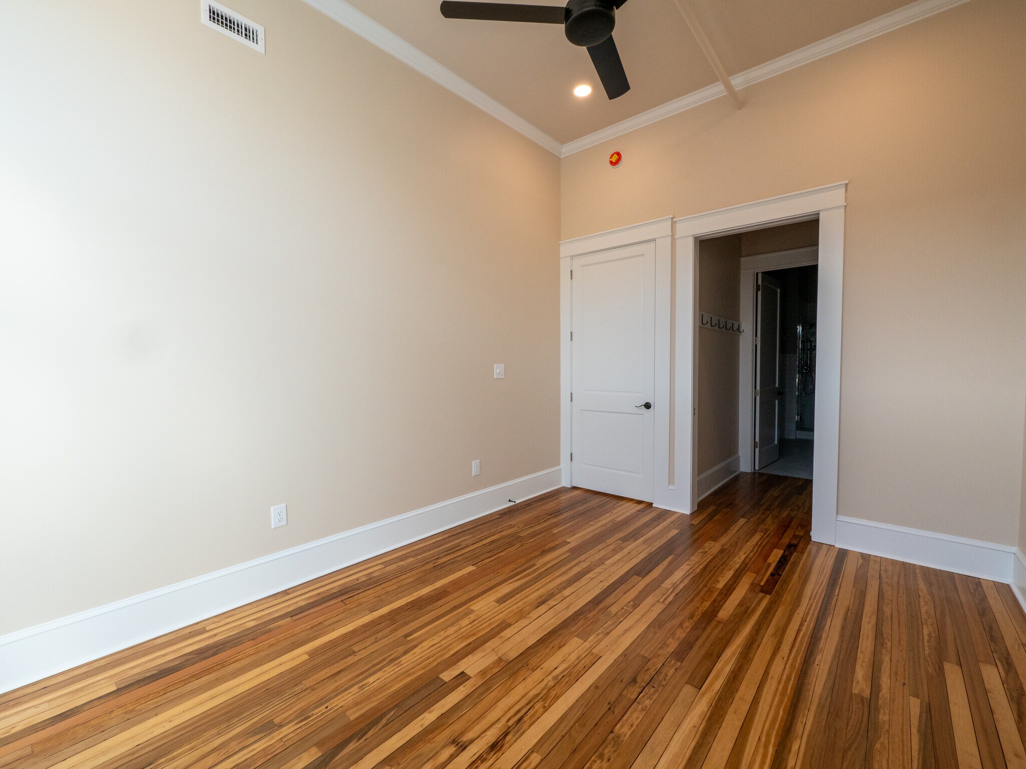 Building Photo - 121 N Main St