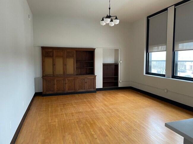 Building Photo - Central Square