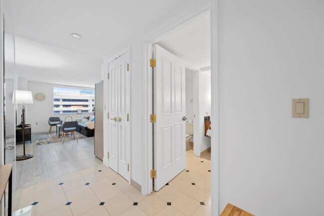 Building Photo - 848 Pacific Ave