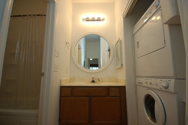 Building Photo - Buena Vista Apt. 312