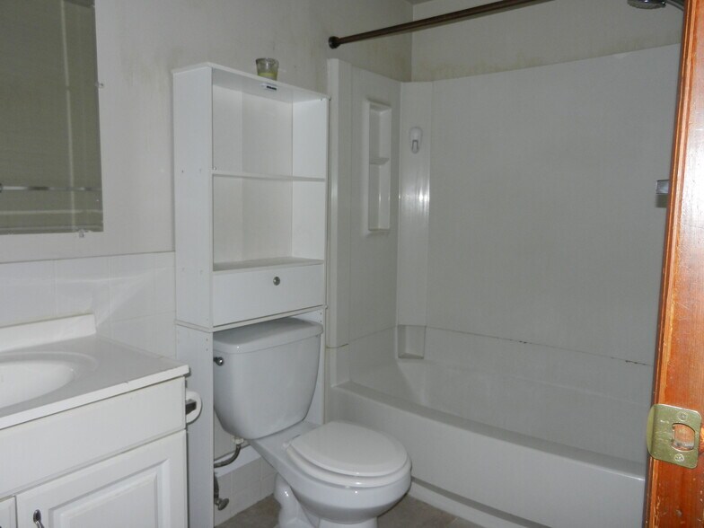 Building Photo - 6557 Lincoln Ave