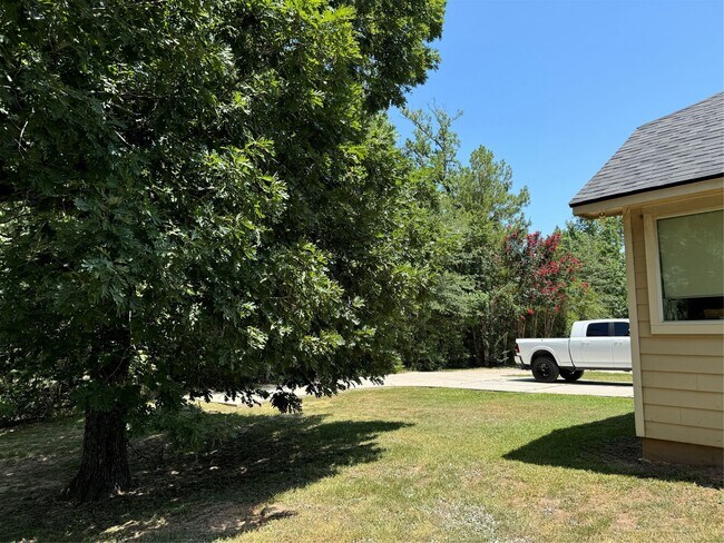 Building Photo - 427 Trace Way Dr