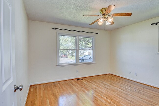 Building Photo - 3 BDRM / 2.5 BATH with FENCED BACKYARD - WINDSOR WOODS!