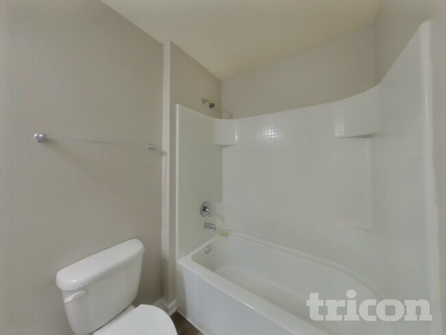 Building Photo - 1987 April Oaks Dr