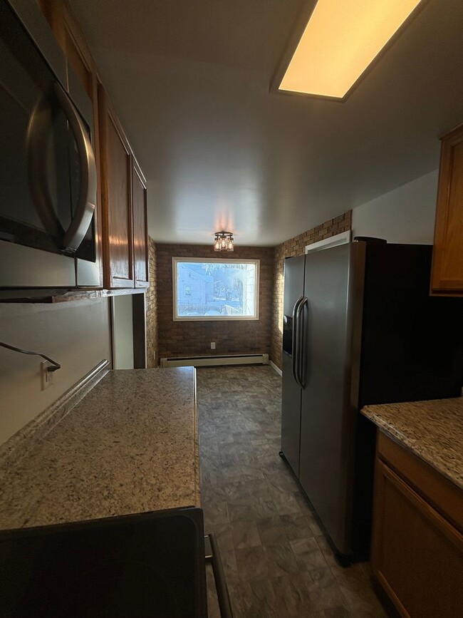 Building Photo - 3 bedroom / Washer & Dryer in unit / Heat ...