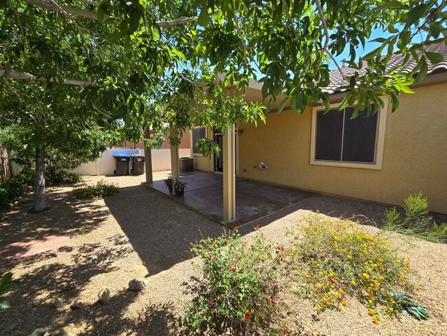 Building Photo - A Beautiful Single Story Townhouse! 3 Bed,...
