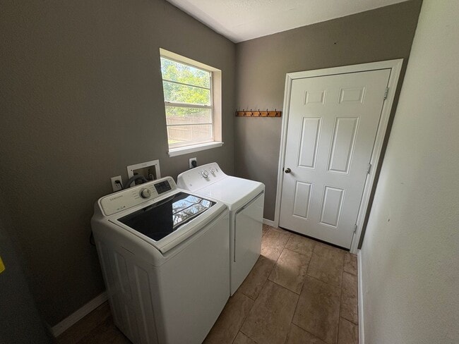 Building Photo - Charming 3/2 Mt Dora w/ Enclosed Backyard ...