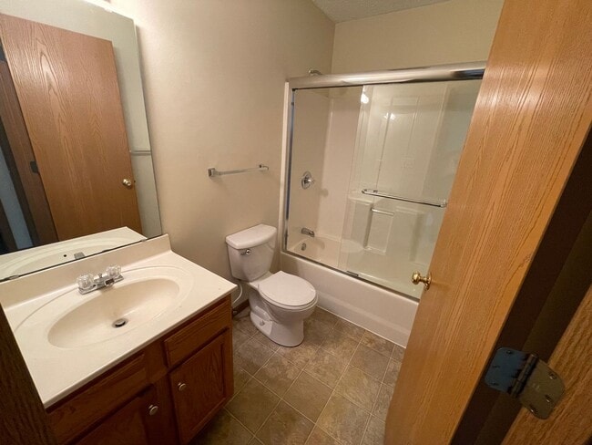 Building Photo - Large 2 Bedroom Condo