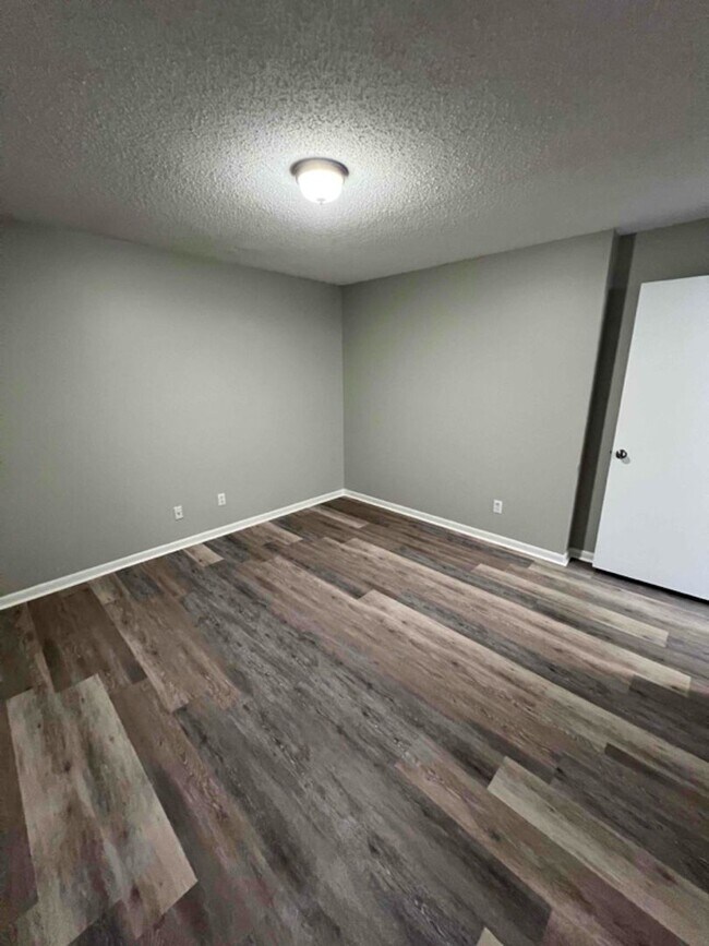 Building Photo - 1 Bedroom 1 Bath located in Charming North...