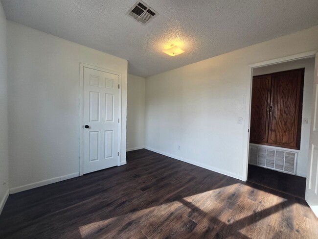 Building Photo - 2 Bed 1 Bath Home in Shawnee