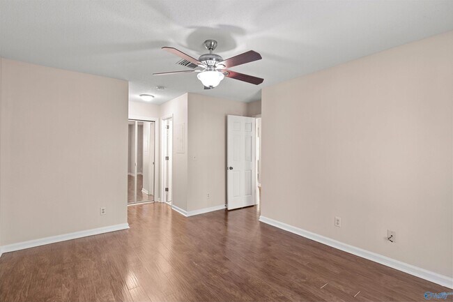 Building Photo - 2058 Woodlawn Dr SW